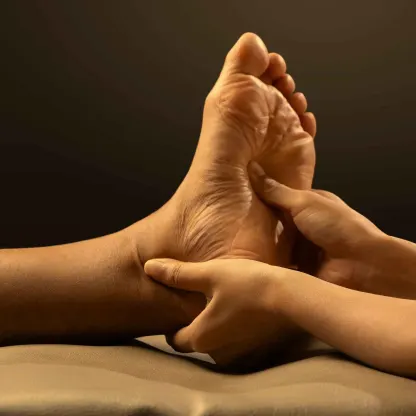 นวดกดจุดฝ่าเท้า (Signature Chinese Reflexology)