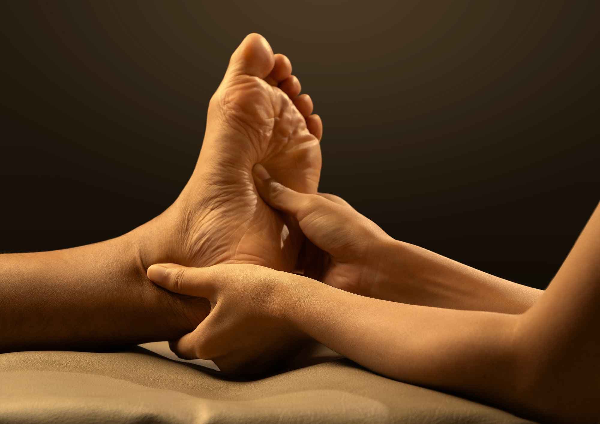 นวดกดจุดฝ่าเท้า (Signature Chinese Reflexology)
